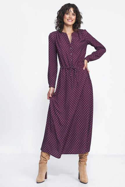 Robe longue violette à pois pour soirée chic, manches longues et ceinturée, tendance et élégante.