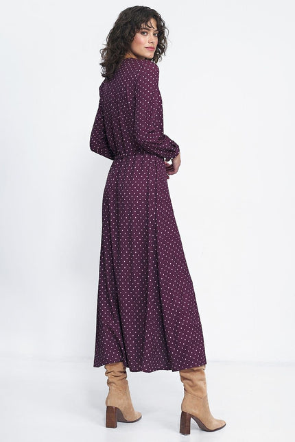 Robe longue violette à pois soirée manches longues élégante, parfaite pour soirées et occasions spéciales, silhouette fluide et chic.