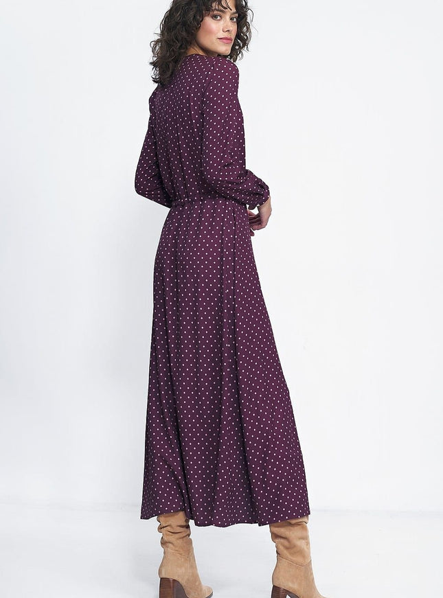 Robe longue violette à pois soirée manches longues élégante, parfaite pour soirées et occasions spéciales, silhouette fluide et chic.