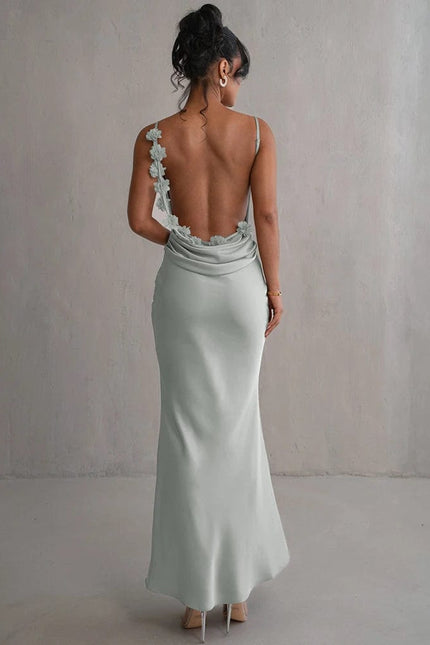 Robe longue dos nu vert sauge à bretelles spaghetti pour soirée chic et mariage, style épuré et élégante.