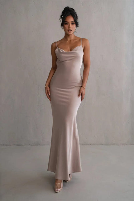 Robe longue beige dos nu à bretelles spaghetti pour soirée, élégante, décolleté en V, style chic et sexy.