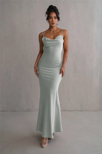 Robe longue verte dos nu avec bretelles spaghetti, élégante pour soirée cocktail ou mariage, silhouette moulante et décolletée.