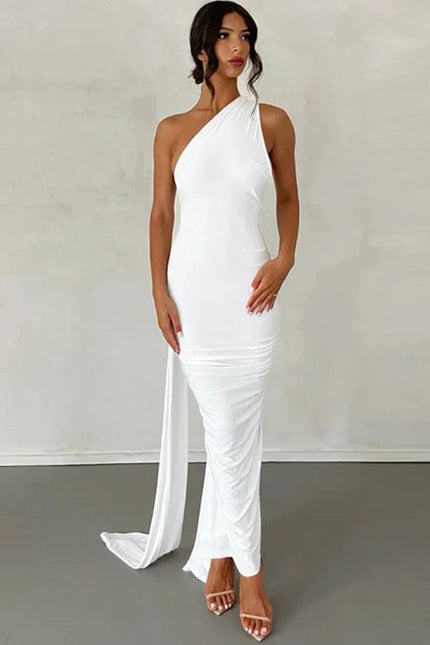 Robe longue blanche dos nu chic pour mariage, silhouette moulante avec épaules dénudées et design élégant.