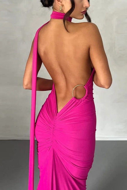 Robe longue rose à dos nu chic et élégante, idéale pour soirées et galas, avec détail d'anneau et manches longues.