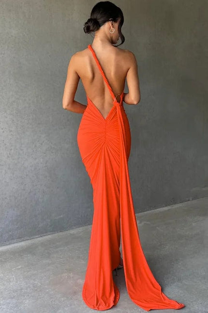 Robe longue orange dos nu chic pour soirée ou événement de gala, avec une silhouette élégante et une touche de style sexy.