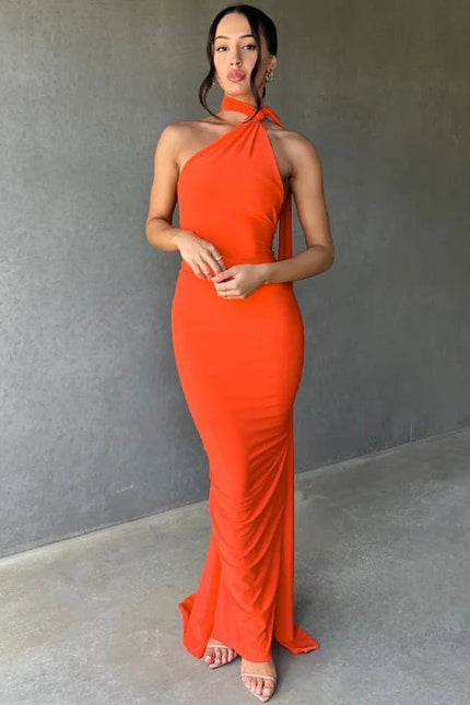 Robe longue orange chic pour soirée, dos nu élégant, sans manches, idéale pour un cocktail ou un gala.