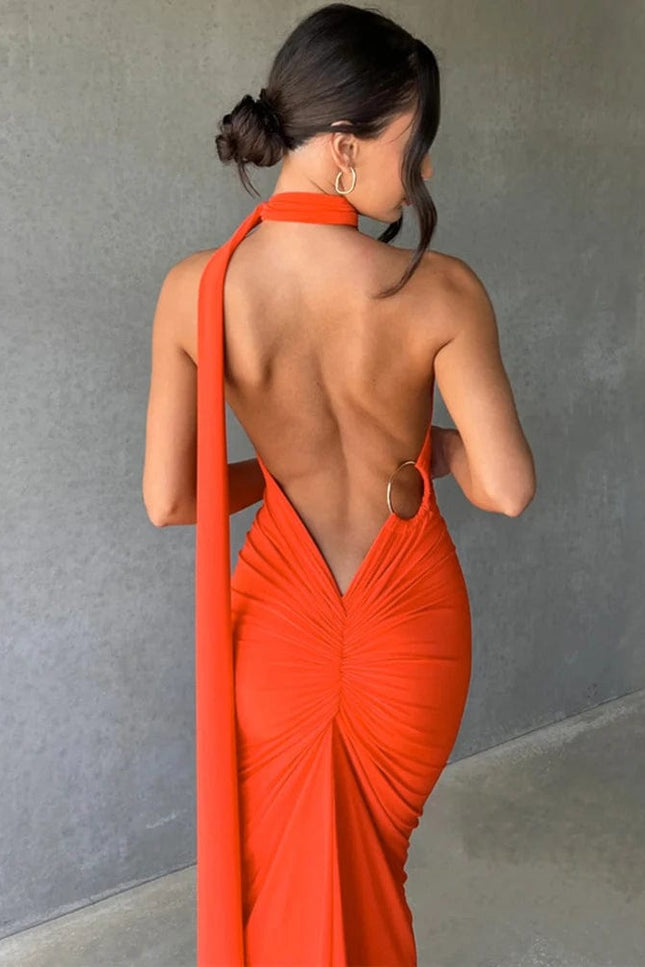 Robe longue dos nu orange chic pour soirée, élégante avec col halter et détail anneau, silhouette moulante parfaite pour gala.