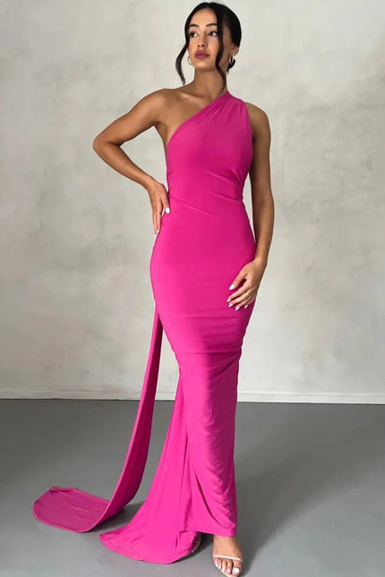 Robe longue rose chic pour soirée, style dos nu élégant, silhouette moulante et évasée pour gala ou mariage.