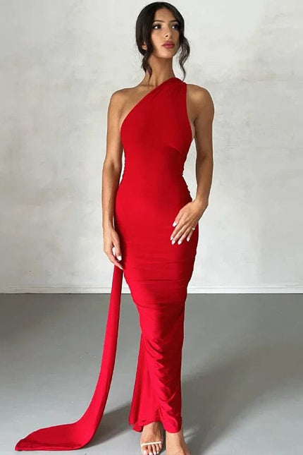 Robe rouge longue et chic avec un design dos nu et silhouette moulante, idéale pour soirée ou événement de gala.