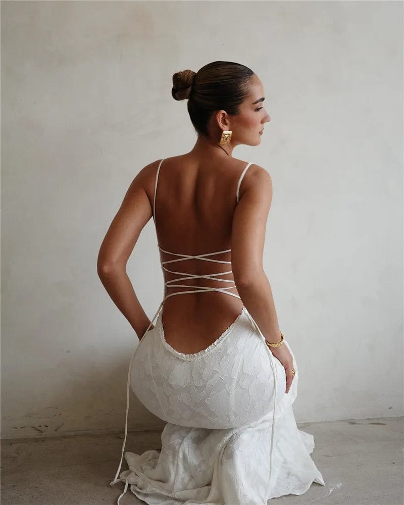 Robe longue blanche en dentelle, dos nu, idéale pour mariage, élégante avec silhouette trapèze et sans manches.