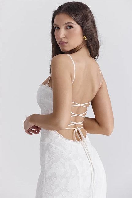 Robe longue en dentelle blanche dos nu élégante pour mariage invité chic, manches courtes et silhouette princesse.