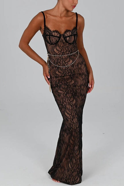 Robe longue en dentelle noire sexy pour soirée, avec fines bretelles et silhouette moulante.