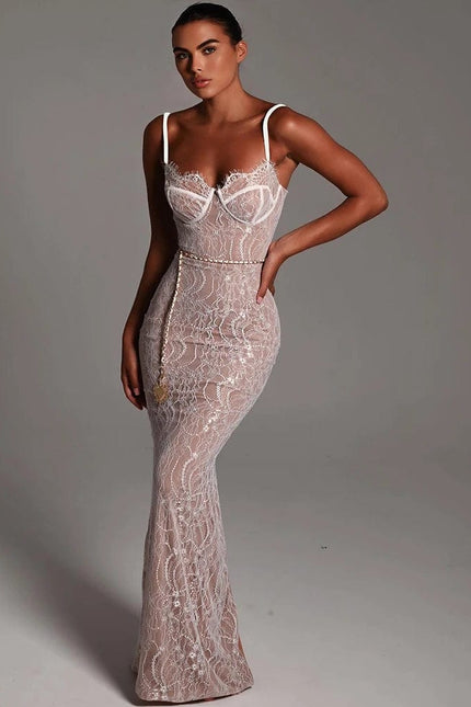 Robe longue en dentelle noire style soirée chic moulante avec décolleté, idéale pour galas et évènements formels.