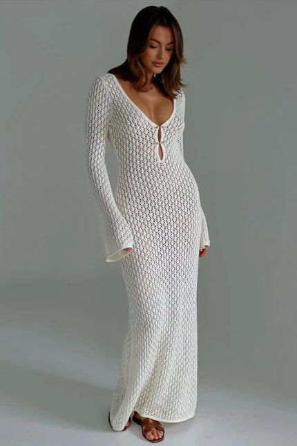 Robe longue d'été en maille blanche avec manches longues et décolleté, idéale pour une soirée chic ou un événement élégant de plage.