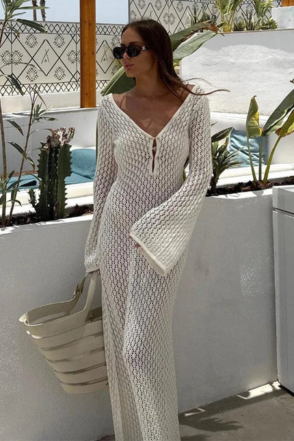 Robe longue été en maille blanche avec manches longues idéale pour une soirée décontractée ou une balade à la plage, style bohème et chic.