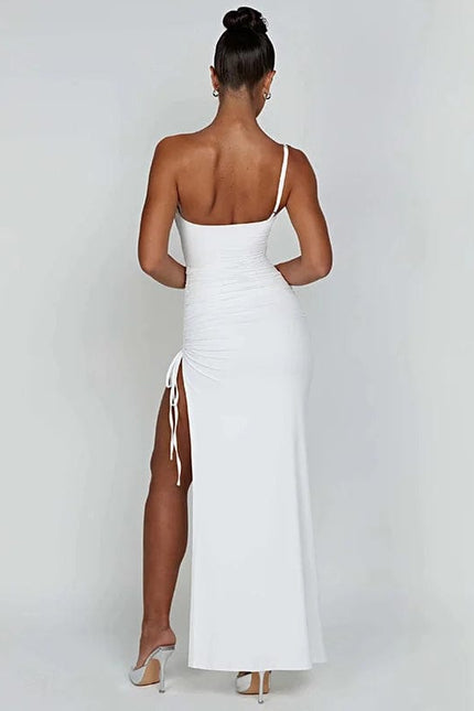 Robe longue blanche moulante avec fente et fines bretelles pour soirée chic, mariage ou gala.