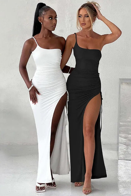 Robe longue fendue noire et blanche avec bretelle fine pour soirée chic, élégante et sexy, idéale pour gala ou cocktail.