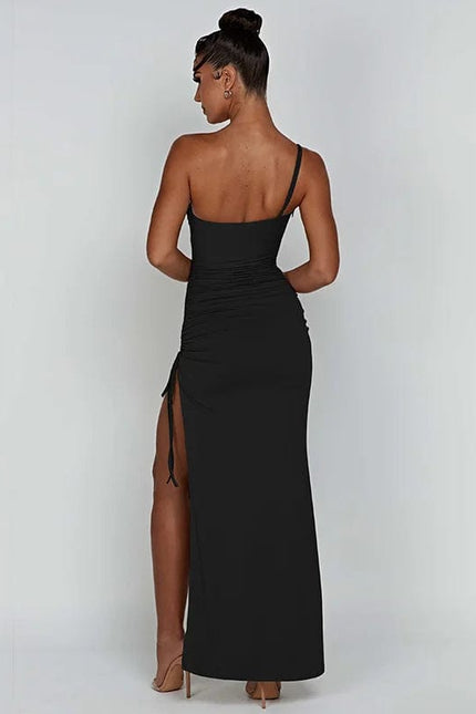 Robe noire longue fendue soirée chic avec bretelles fines pour cocktail, mariage, événement élégant.