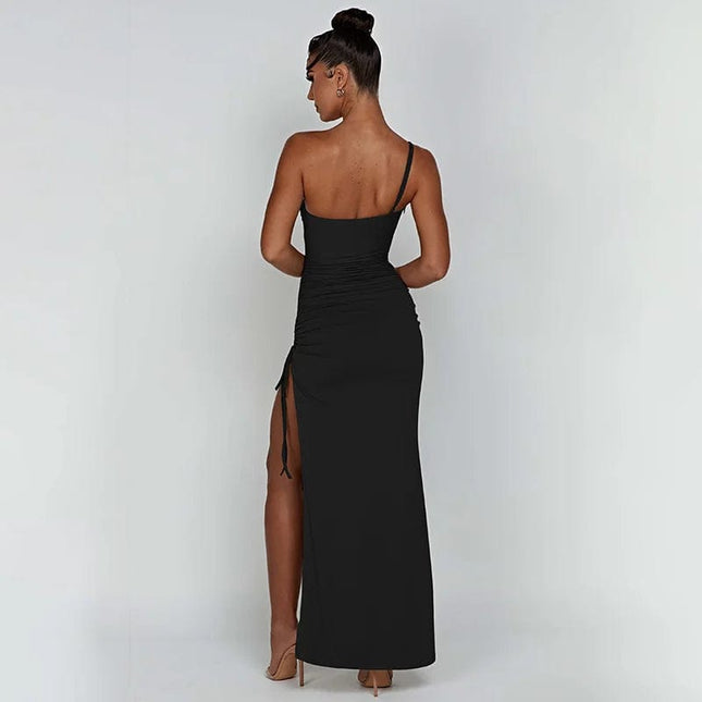 Robe noire longue fendue soirée chic avec bretelles fines pour cocktail, mariage, événement élégant.