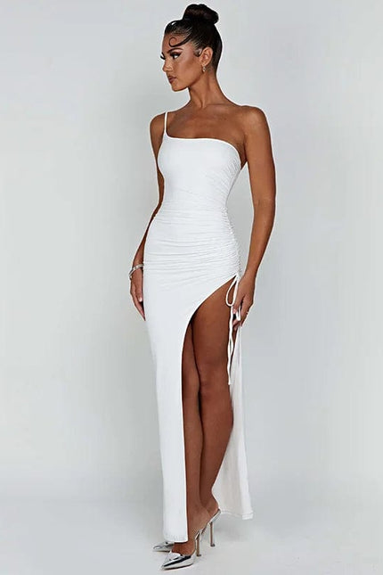 Robe blanche longue fendue sans manches pour soirée chic ou gala, ajustée avec bretelles fines, parfaite pour un événement élégant.