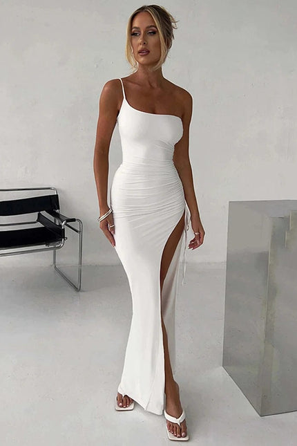 Robe longue blanche, fendue avec bretelle fine, style soirée chic, idéale pour cocktail, mariage ou gala, silhouette moulante.