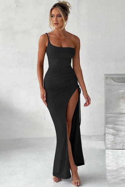 Robe noire longue fendue style soirée chic, avec bretelle fine et silhouette moulante pour gala ou soirée élégante.