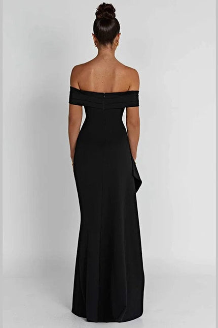 Robe longue noire fendue soirée chic avec épaules dénudées, parfaite pour cocktail ou événement gala.