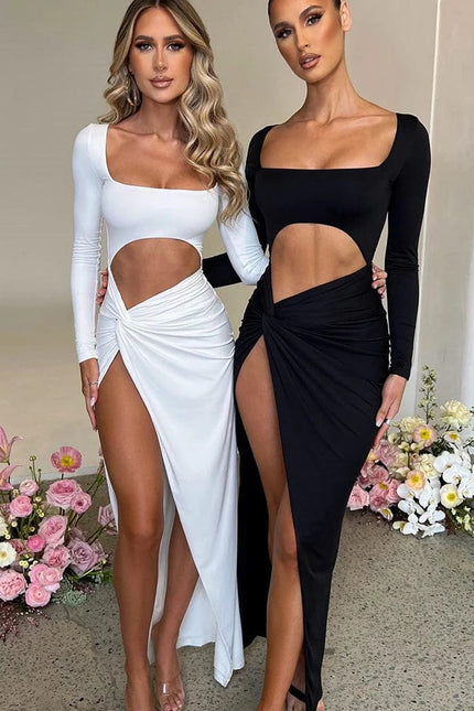 Robe longue fendue sexy en noir et blanc pour soirée, style chic avec manches longues et décolleté épaules dénudées.