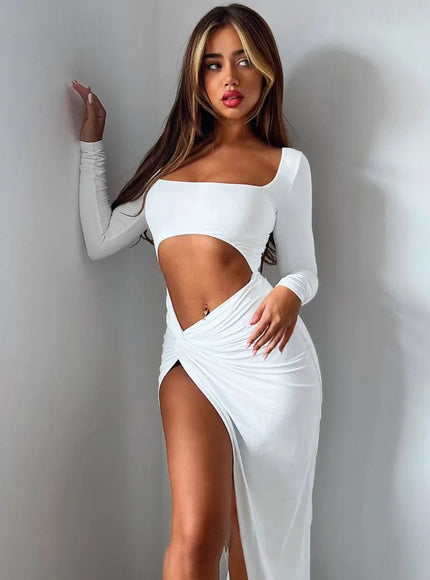 Robe longue blanche sexy avec fente, manches longues et décolleté asymétrique pour soirée ou gala.