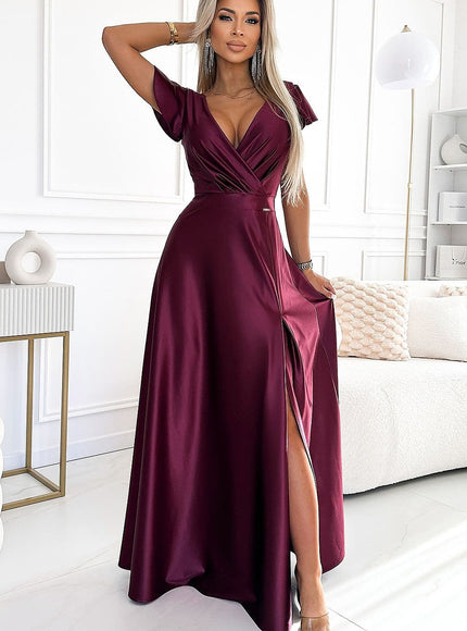 Robe longue bordeaux fendue pour soirée chic, avec manches courtes et décolleté en V, idéale pour cocktail ou événement élégant.