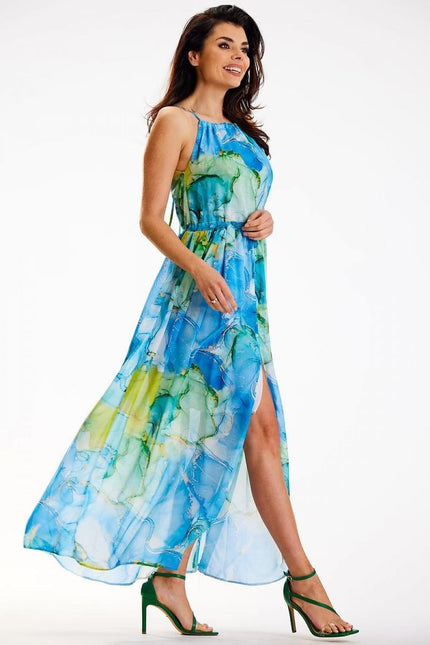 Robe longue fluide femme bohème pour mariage invité chic en bleu et vert avec détail transparent.