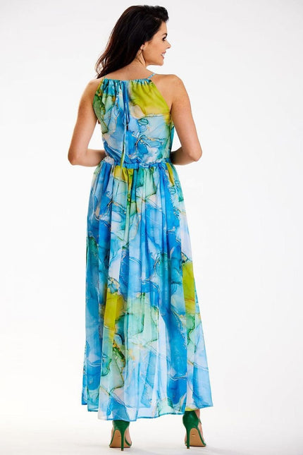 Robe longue fluide bleue et verte avec motif, style bohème, idéale pour une soirée estivale ou un événement décontracté.