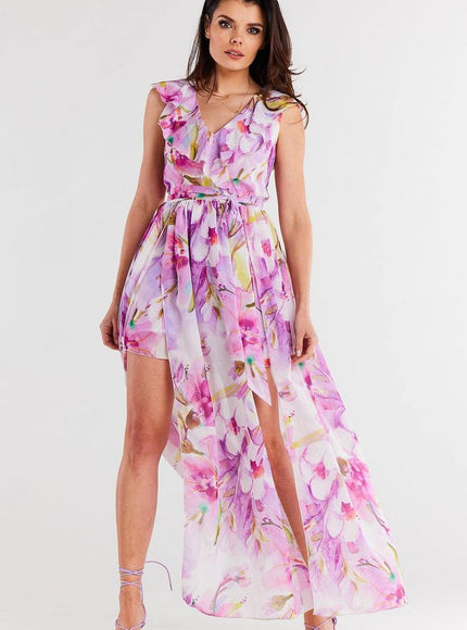 Robe longue fleurie rose sans manches, idéale pour un mariage ou une soirée d'été, avec une silhouette fluide et élégante.