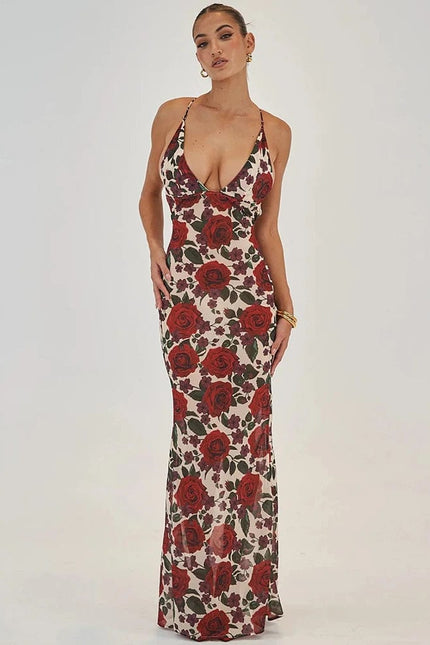 Robe longue fleurie rouge à motif de roses, élégante pour soirée mariage ou cocktail, avec décolleté plongeant et sans manches.