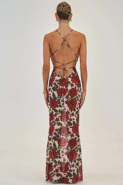 Robe longue imprimée de roses rouges idéale pour soirée, style dos nu, sans manches avec motif floral pour gala ou mariage.