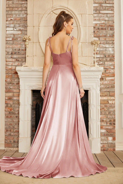 Robe longue rose invité de mariage élégante avec fente et fines bretelles pour une allure chic et raffinée.