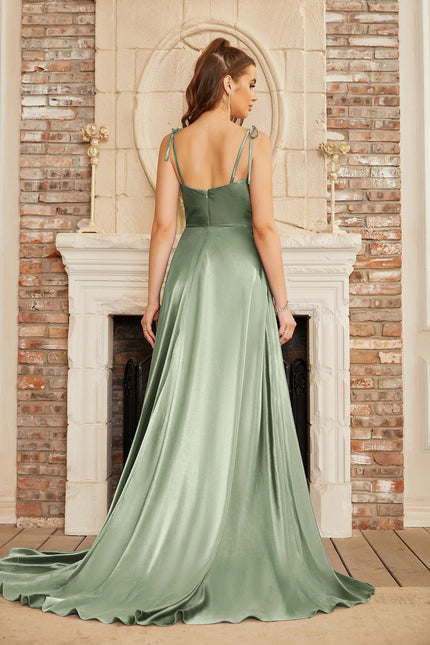 Robe longue vert sauge pour mariage invité chic avec silhouette évasée et fendue sans manches.