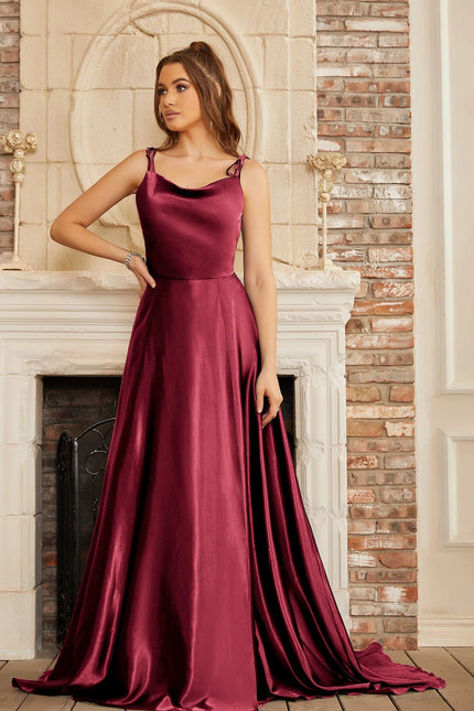 Robe longue bordeaux pour mariage invité chic avec détail fendu, idéale pour célébration élégante.