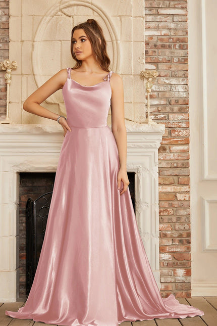 Robe longue rose pour mariage invité chic avec détail fendu, silhouette princesse et sans manches.