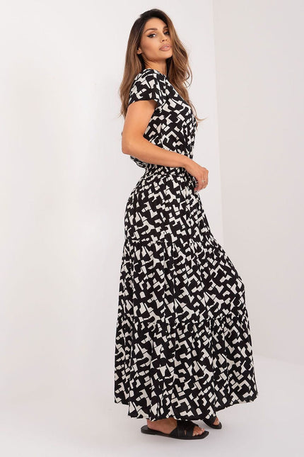 Robe longue noire et blanche à motif géométrique, style casual chic avec manches courtes, parfaite pour l'été.