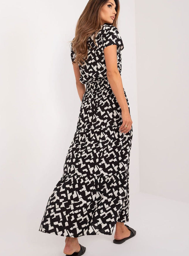 Robe longue noire et blanche à manches courtes et imprimé géométrique, élégante pour cocktail ou soirée.