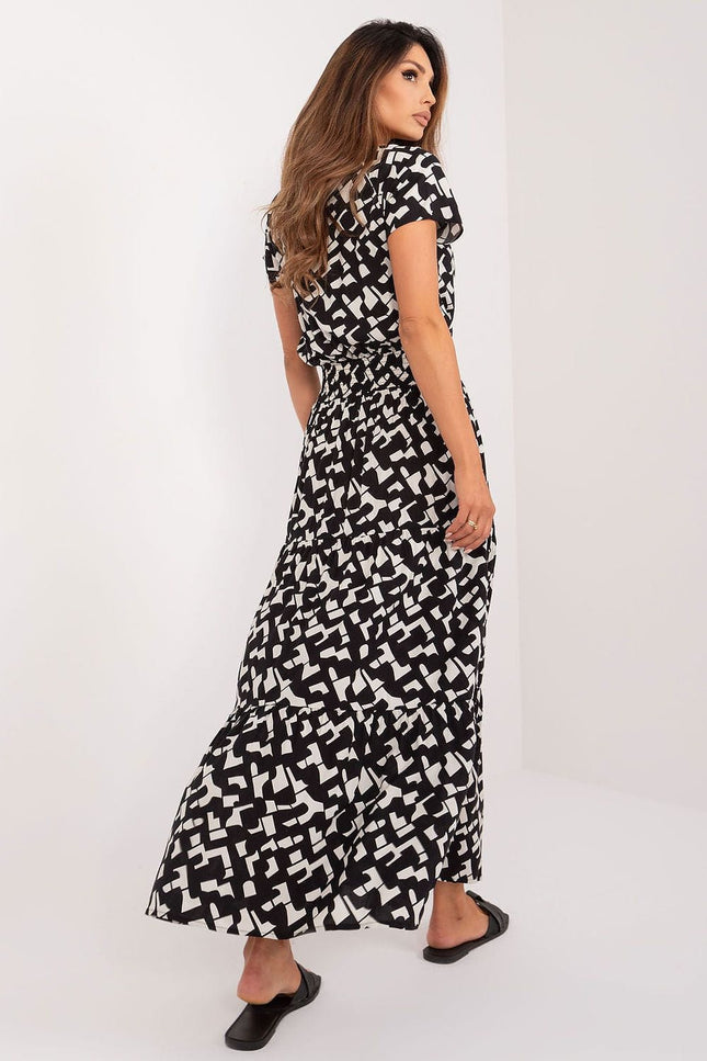 Robe longue noire et blanche à manches courtes et imprimé géométrique, élégante pour cocktail ou soirée.