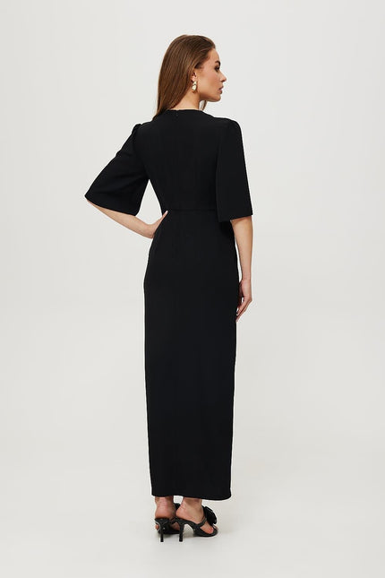 Robe longue noire de soirée chic, manches courtes, idéale pour cocktail ou gala, silhouette droite élégante.