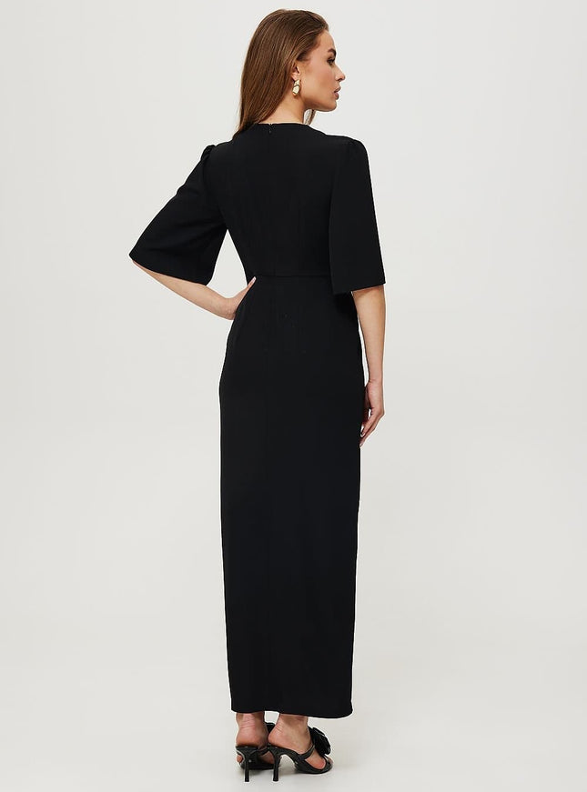 Robe longue noire de soirée chic, manches courtes, idéale pour cocktail ou gala, silhouette droite élégante.