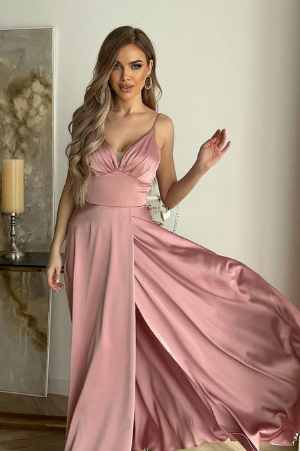 Robe de soirée chic rose longue sans manches pour gala ou mariage, silhouette fluide et élégante avec décolleté en V.