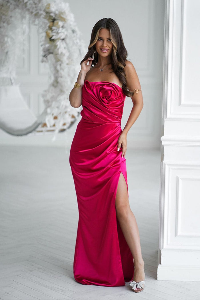 Des Robes Rouges Robe bustier rouge longue fendue avec rose drapée