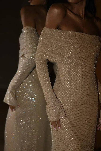 Robe longue dorée à sequins avec épaules dénudées idéale pour soirée chic ou gala.