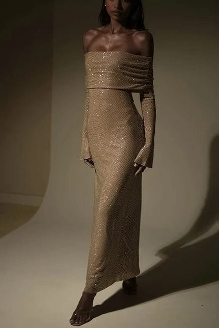 Robe longue sequin dorée avec épaules dénudées pour soirée chic et gala, silhouette moulante et manches longues.