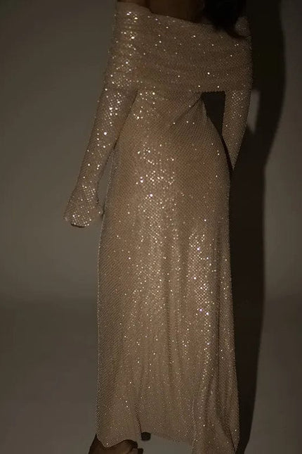 Robe longue dorée avec sequins et épaules dénudées pour soirée ou événement gala.