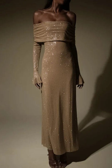 Alt-text: "Robe longue à sequins dorée avec manches longues et épaules dénudées, idéale pour une soirée gala ou un nouvel an chic."